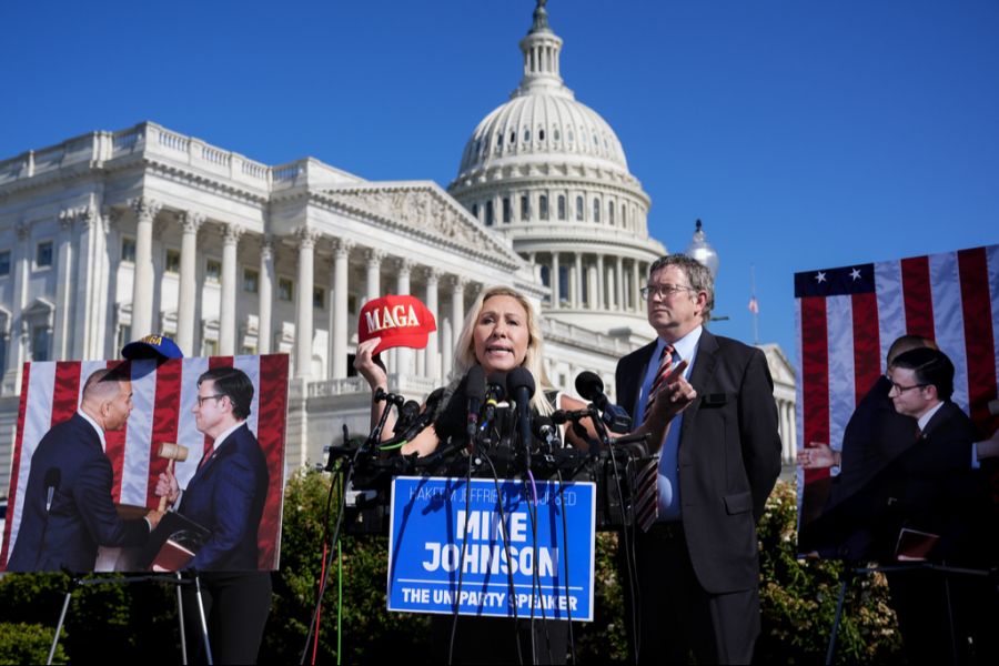 Neben den Demokraten unterschrieben auch die vier Republikaner Thomas Massie, Nancy Mace, Marjorie Taylor Greene und Lauren Boebert die Petition.
