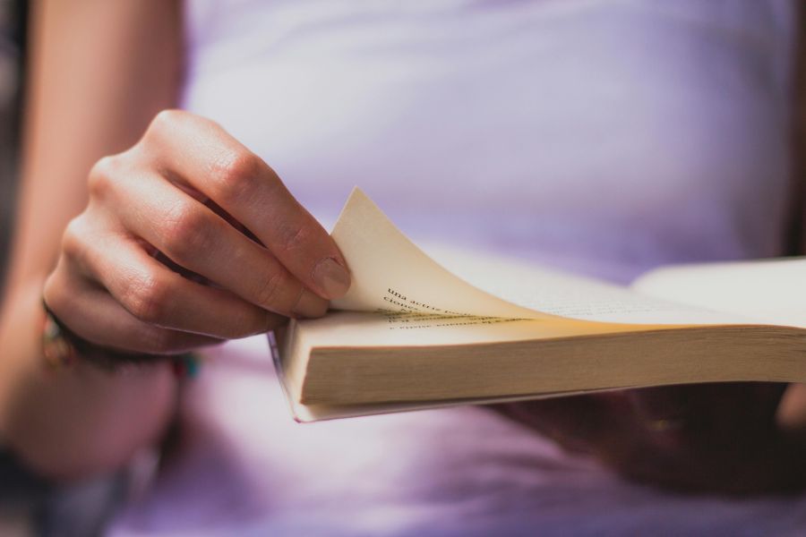 Auch entspannt ein Buch zu lesen war undenkbar. (Symbolbild)