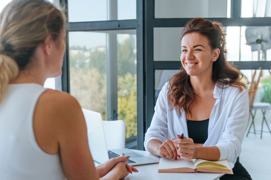 Frauen unterhalten sich bei der Arbeit