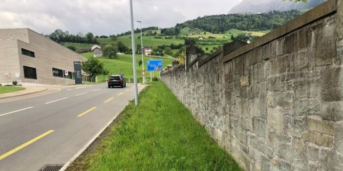 Mauer Grünstreifen Fahrbahn Friedhof