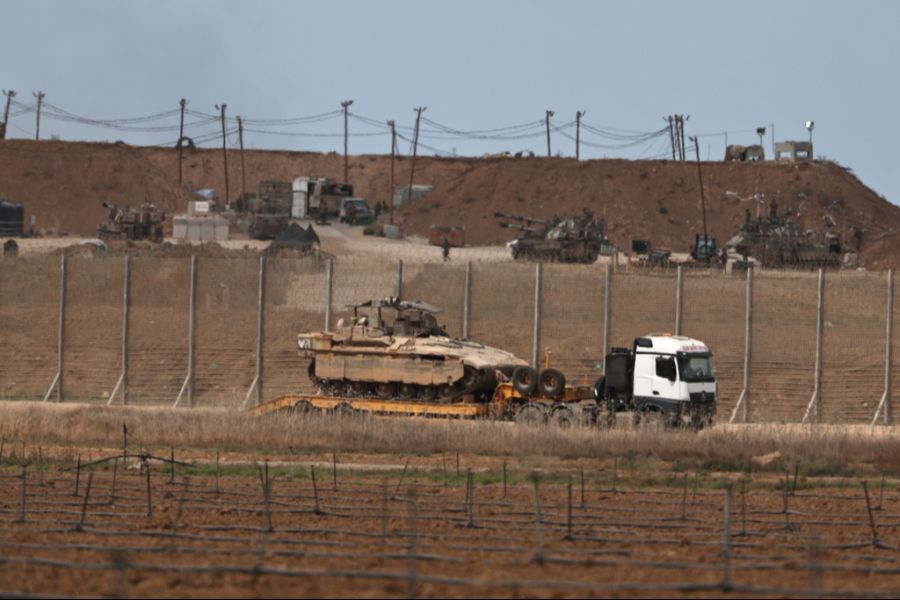 Ein Lastwagen transportiert einen israelischen Panzer aus dem Gazastreifen.