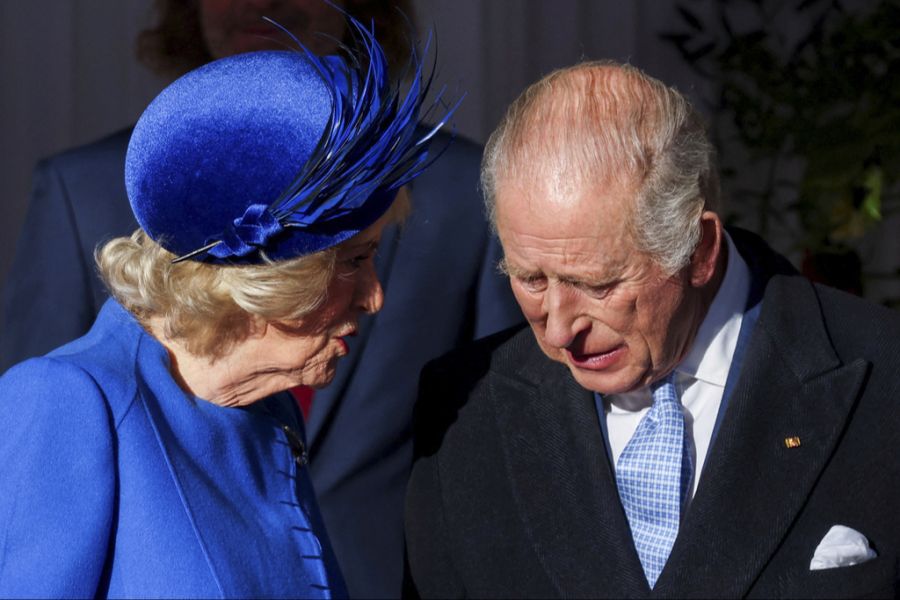 Charles spricht mit seiner Ehefrau Königin Camilla (78). Angeblich gehe es ihm «gar nicht so schlecht», äusserte er im September. (Archivbild)