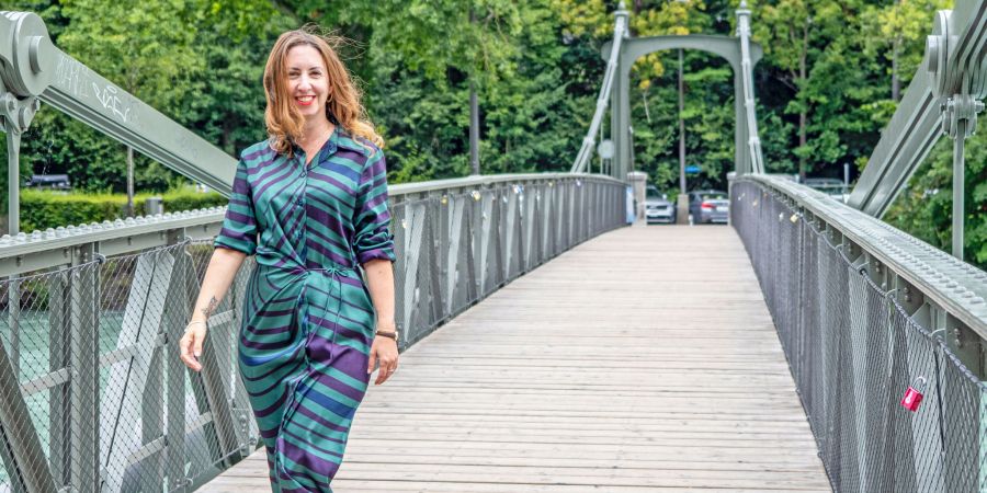 Autorin Stefanie Christ auf dem Schönausteg in Bern.