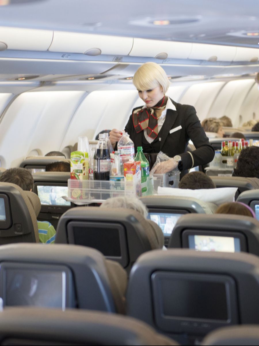 Auf dem Flug von Zürich nach Olbia (I) bestellte er ein Käsesandwich.