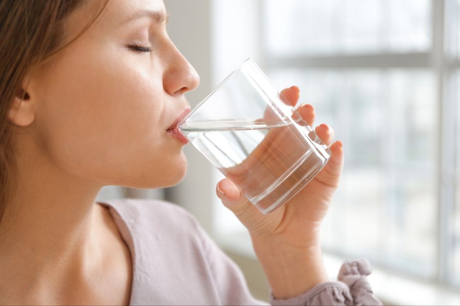 Frau trinkt Wasser