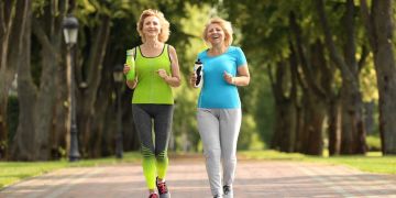 Frauen beim schnellen Gehen