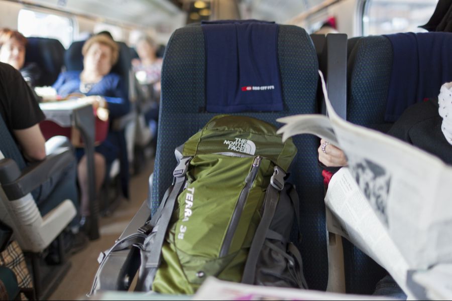 Ein gewohntes Bild: Der Rucksack ist prominent auf dem Nebensitz platziert, obwohl der Zug gut belegt ist.