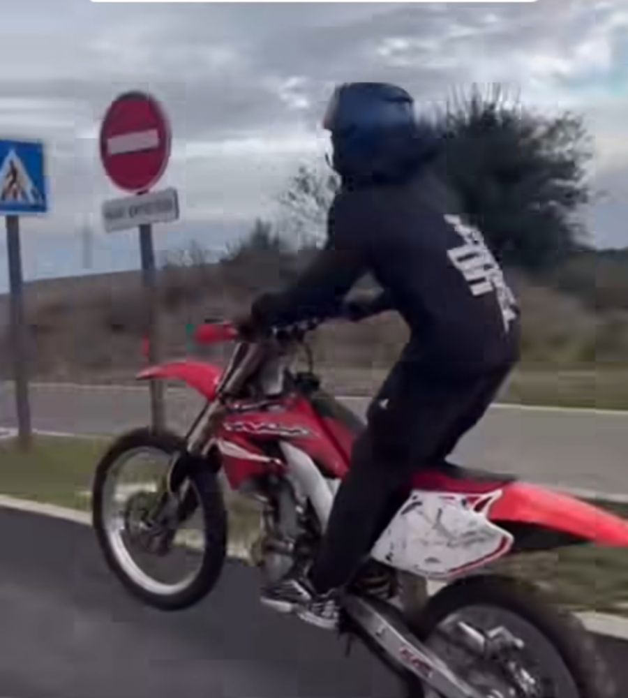 Mit wilden, teils nicht ungefährlichen, Stunts begeistert er seine Fans.