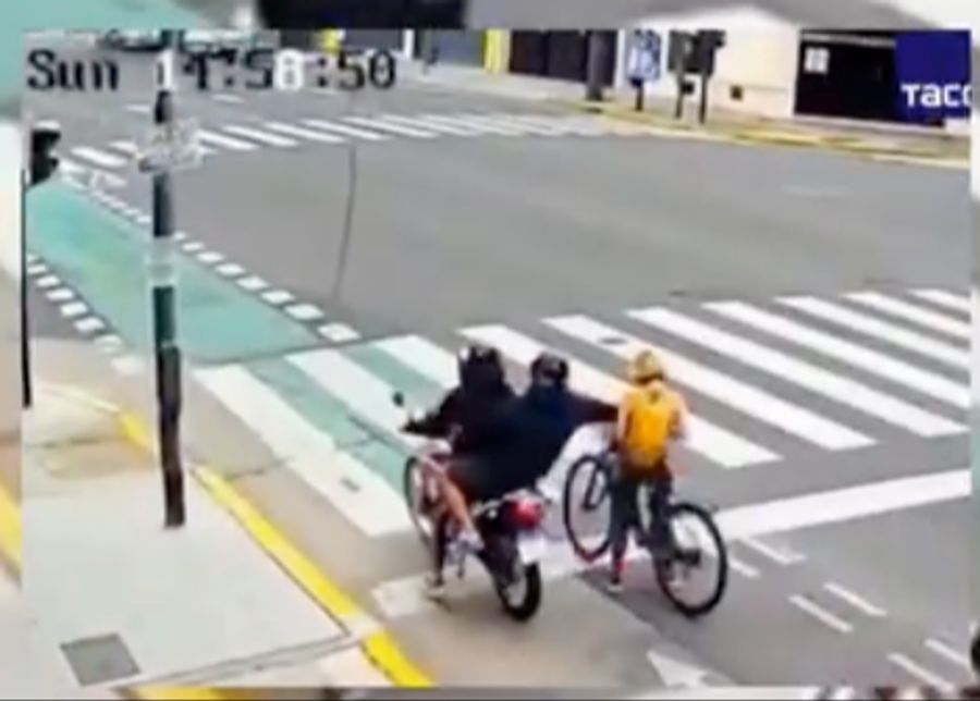 Auf einmal greifen die beiden Männer an.