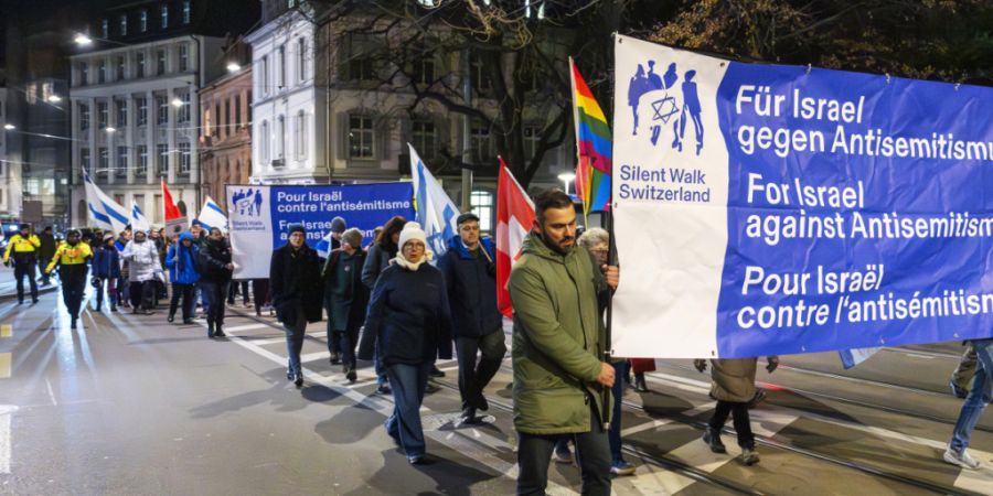 Der stille Protestmarsch unter dem Motto «Für Israel, gegen Antisemitismus» in Basel nahm eine andere Route als geplant.