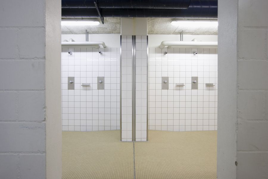 Verschwitzte Gesichter und Kleider: Eigentlich ist die Dusche nach der Sportlektion selbstverständlich. (Symbolbild)