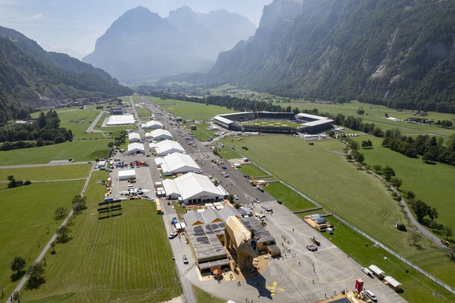Der Flugplatz des Ortes ist den Veranstaltern zufolge das Herz des Events.