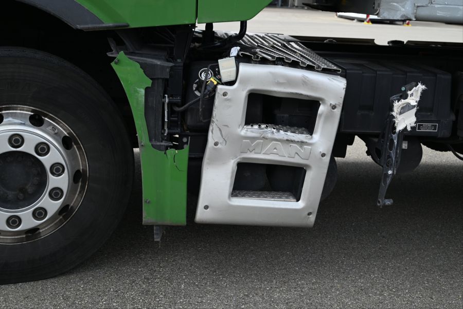 Ein Auto und ein Lastwagen sind beim Unfall kollidiert.