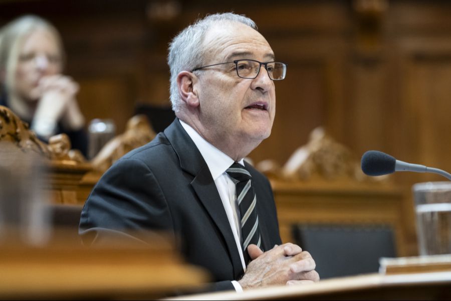 Direkt dahinter folgt Wirtschaftsminister Guy Parmelin.
