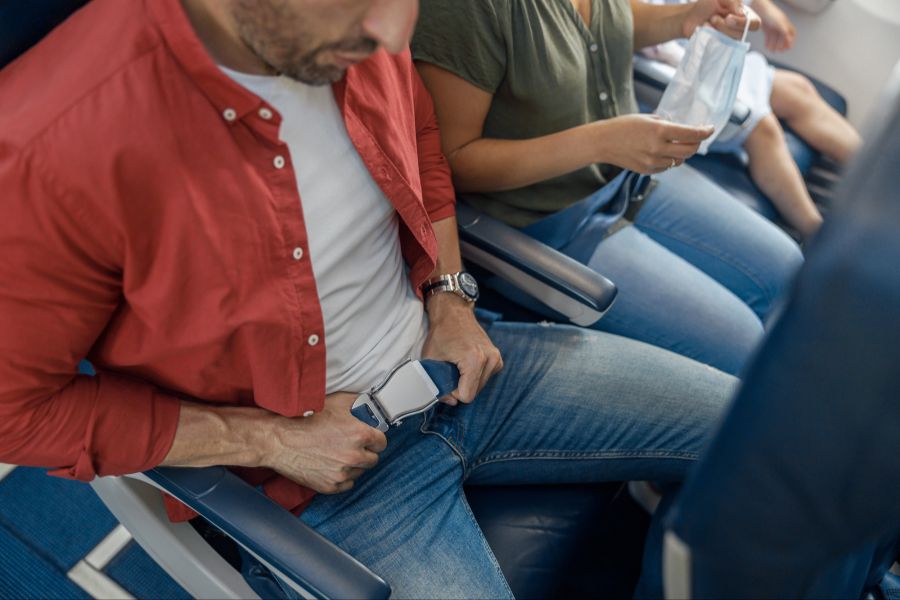 Familie im Flugzeug, Mann, Frau, Kind