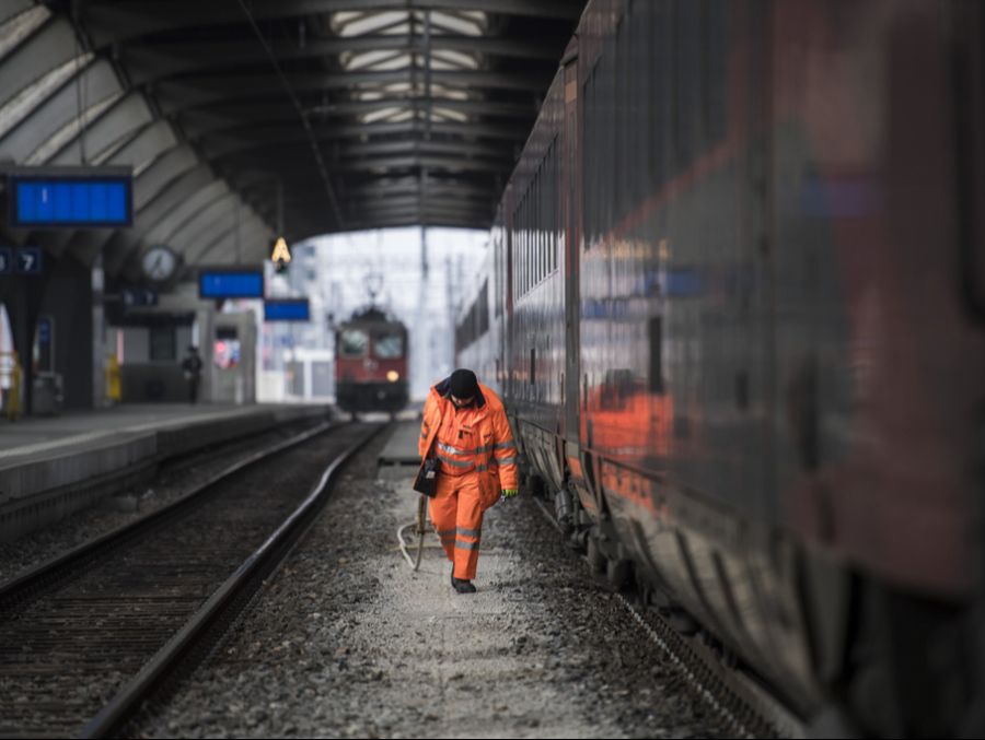 Angestellte anderer Geschäfte loben den Einsatz der Reinigungskräfte und freuen sich, wie alles «picobello sauber» sei.