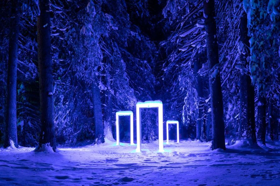 Der tief verschneite und hell beleuchtete Zauberwald Lenzerheide wirkt mystisch. (Archiv)