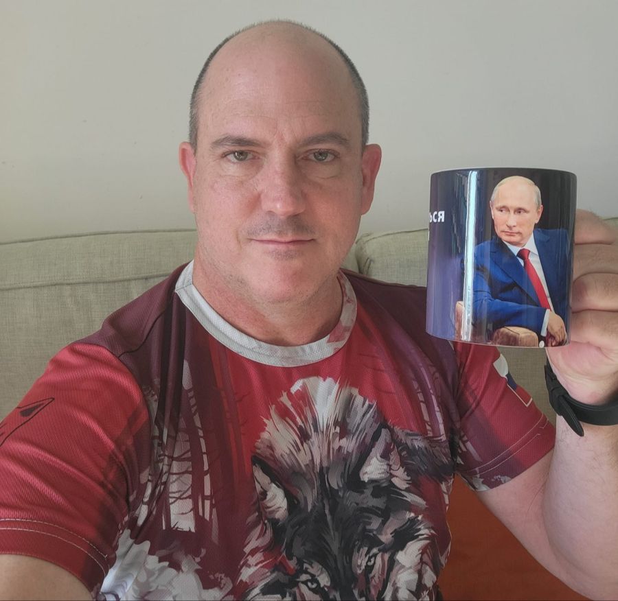 Brisant: Ausgerechnet ein US-Bürger soll hinter den Fake-Inhalten stecken: John Mark Dougan, der seit 2016 in Russland lebt.