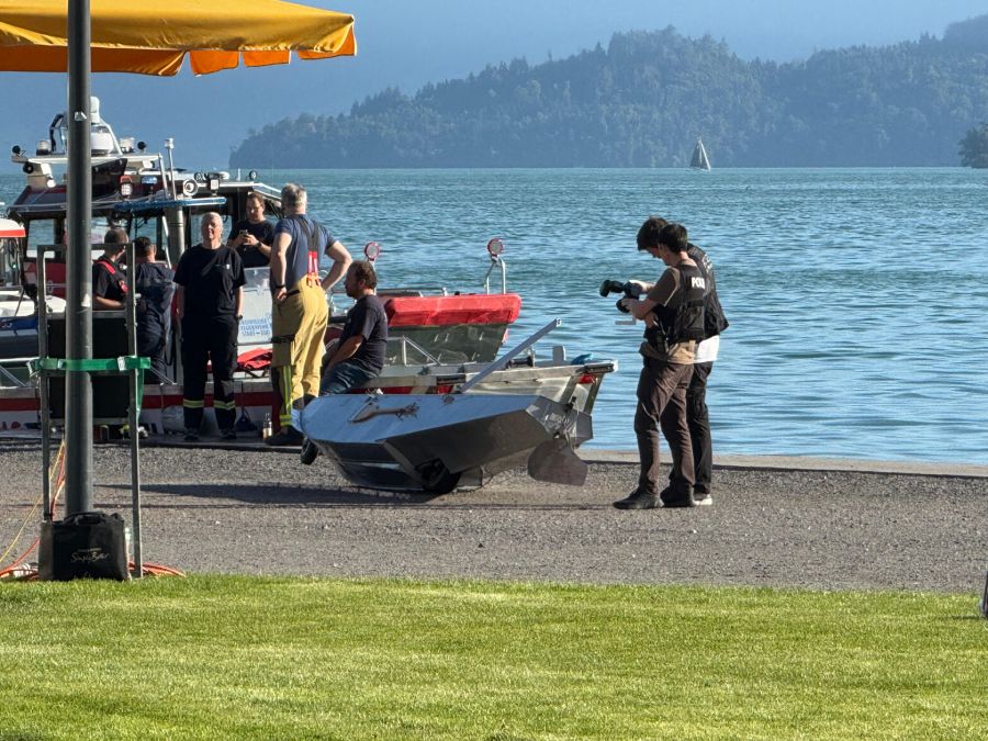 Einer der beiden Schwimmfüsse des Flugzeugs wurde am frühen Abend geborgen.