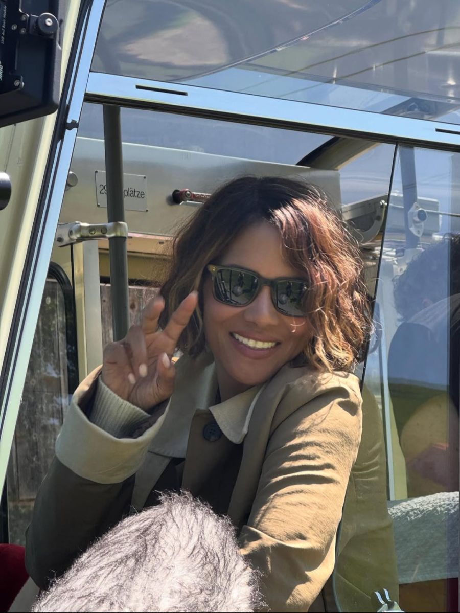Halle Berry als Postauto-Fahrerin. Das können wir uns täglich vorstellen.