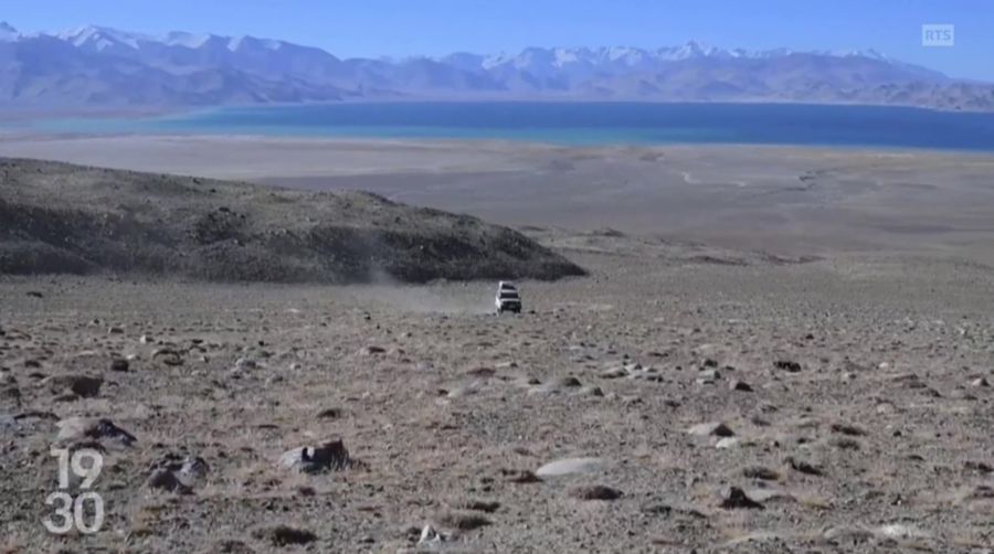 Geländewagen der Forscher auf dem schwierigen Weg über die zentralasiatischen Bergketten.