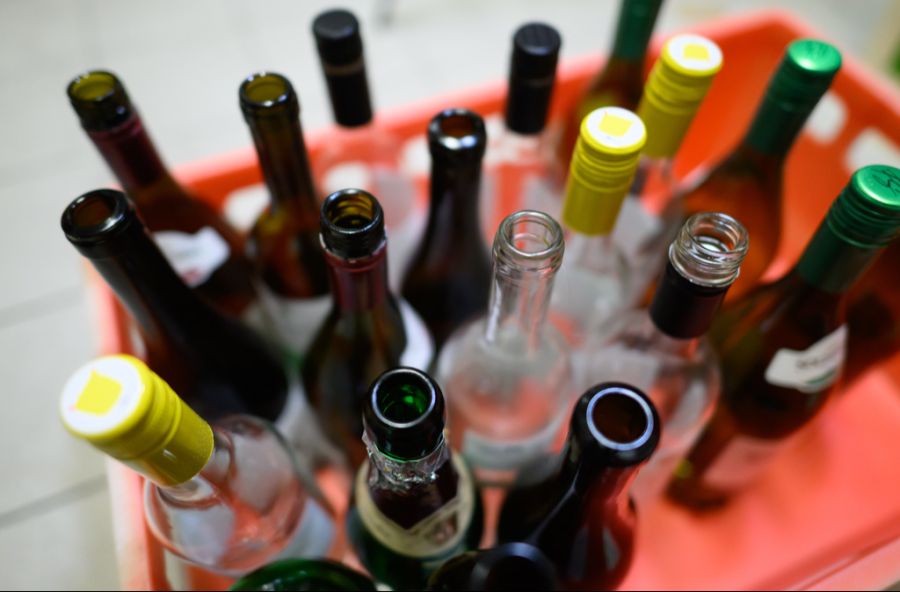 Der Alkoholkonsum bei männlichen Rentnern ist hoch: Fast jeder dritte Mann ab 65 greift täglich zur Flasche. (Symbolbild)