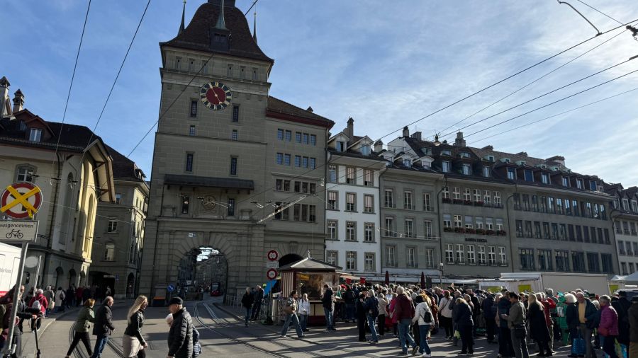 Schon vor 11.11 Uhr versammeln sich zahlreiche Leute vor dem Käfigturm.