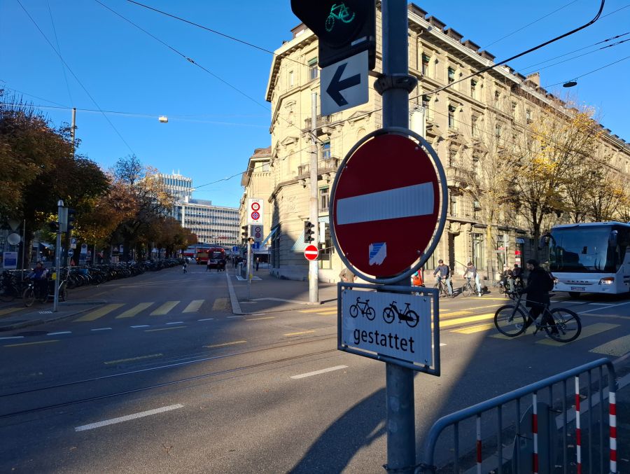 Und auch von der Effingerstrasse her gibt es ein Fahrverbot. Dieses gilt allerdings nur, wenn man geradeaus fährt, nicht wenn man zum Hirschengraben einbiegt.