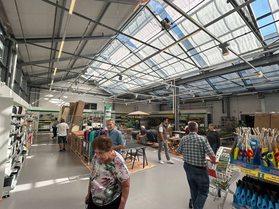 Erste Kundinnen und Kunden sehen sich am Eröffnungstag der LANDI Buchs im Wynecenter das Sortiment genauer an.