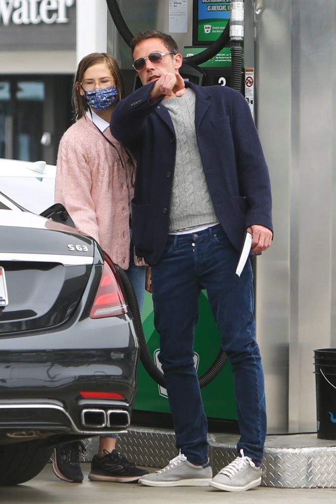 Violet Affleck mit Papa Ben Affleck. Der Teenager trägt häufig eine Maske. ben afflekc violet