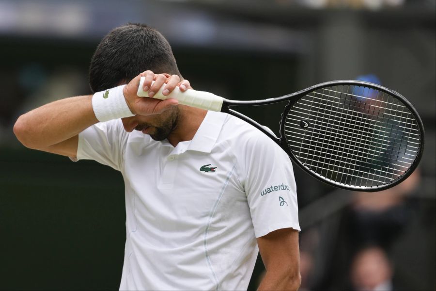 Novak Djokovic muss im Spiel gegen Carlos Alcaraz zwischenzeitlich richtiggehend unten durch.