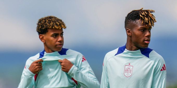 Wayne Rooney hat Nico Williams (r) mit einem der grössten Fussballer verglichen. Em 2024
