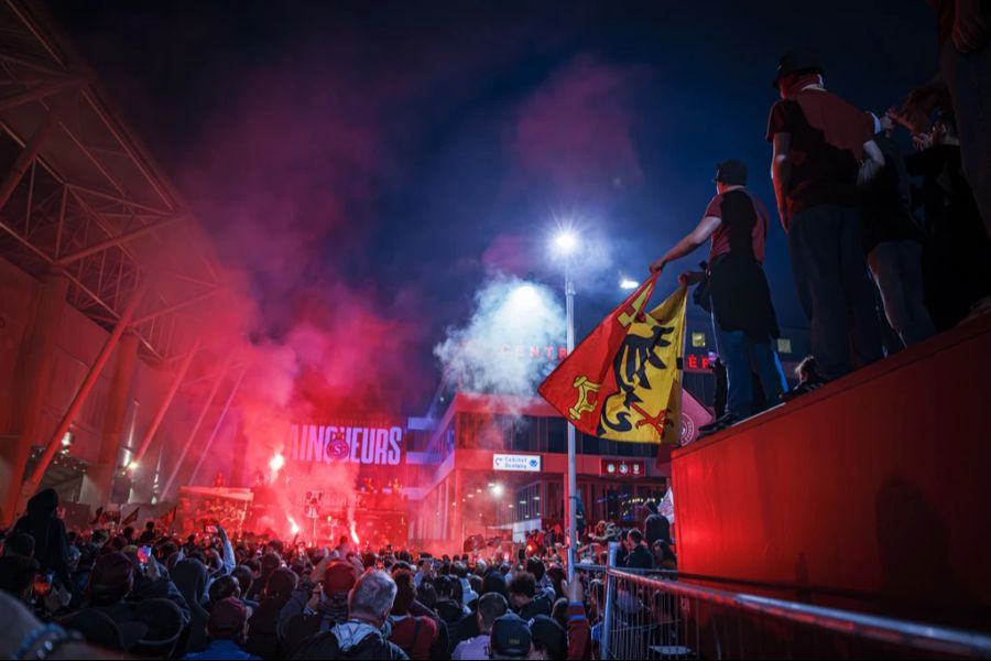 Servette wird von den zahlreich angereisten Fans in Genf gefeiert.