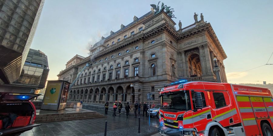 Die Feuerwehr im Einsatz am Nationaltheater in Prag (Národní divadlo).