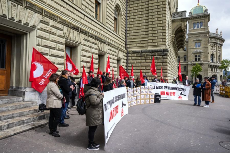 Davor warnen vor allem die Gewerkschaften. Hier im Bild: Die Einreichung des Referendums gegen Efas.