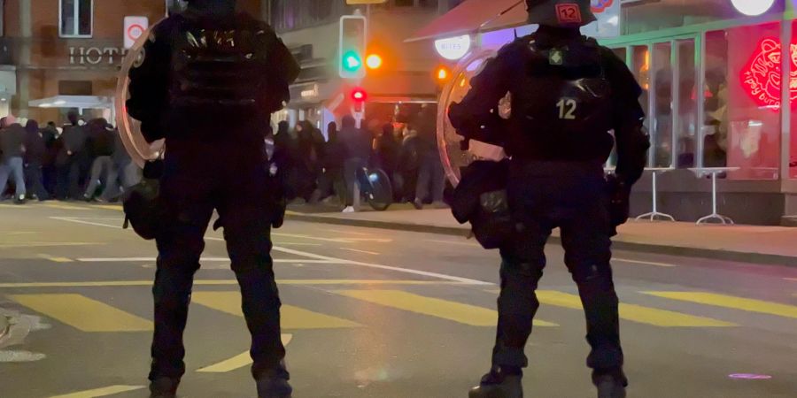 In Zürich versammelten sich am Montagabend zahlreiche Demonstranten für eine unbewilligte Kundgebung.