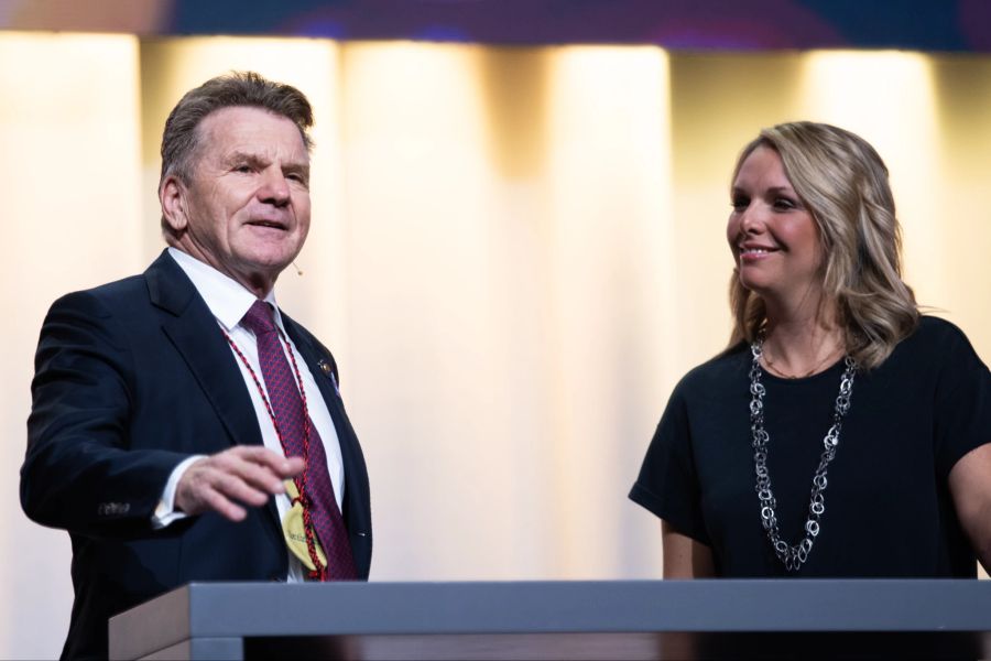 Der Oberzibelegring 2023/24 Hans-Ulrich Müller (l.) steht mit der Moderatorin Jenni Herren auf der Bühne.