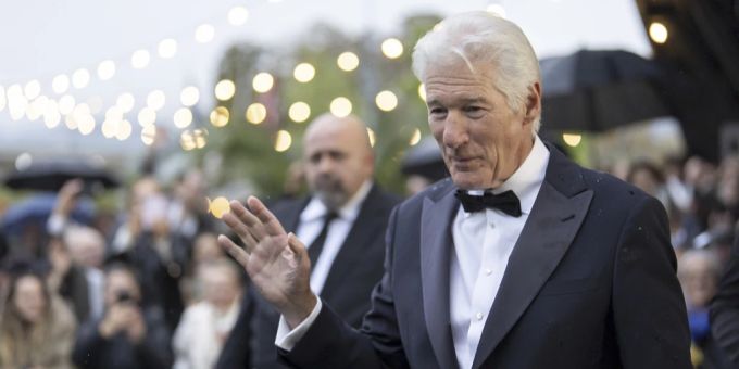 Richard Gere am Dienstagabend in Zürich beim Zurich Film Festival. Der Schauspieler winkt seinen Fans zu. Richard Gere