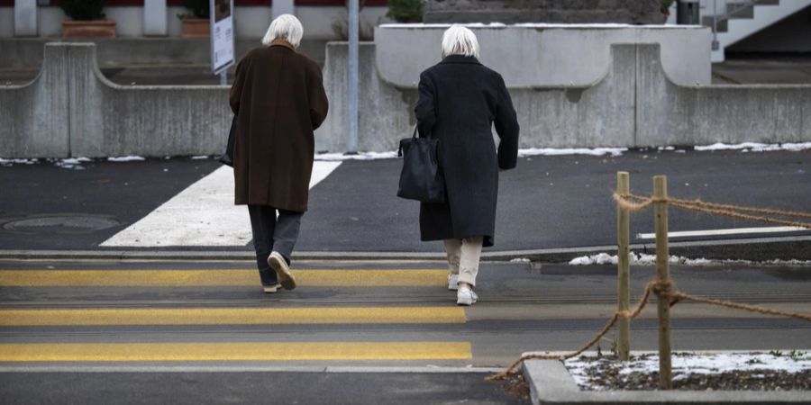 Es sind vor allem Seniorinnen und Senioren.