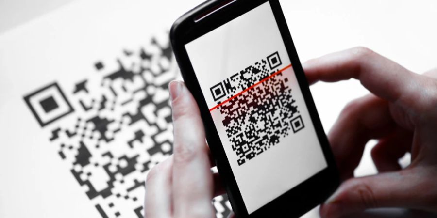 QR-Code Smartphone wird gescannt