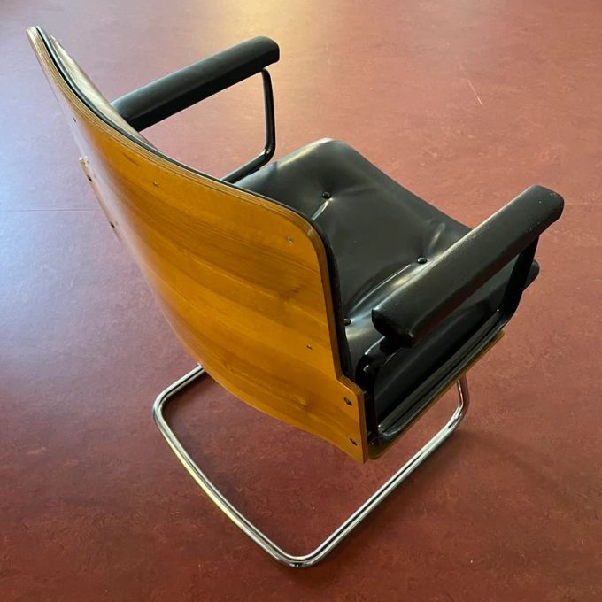 Die Möbel können nur gegen Barzahlung erworben werden. designer stühle