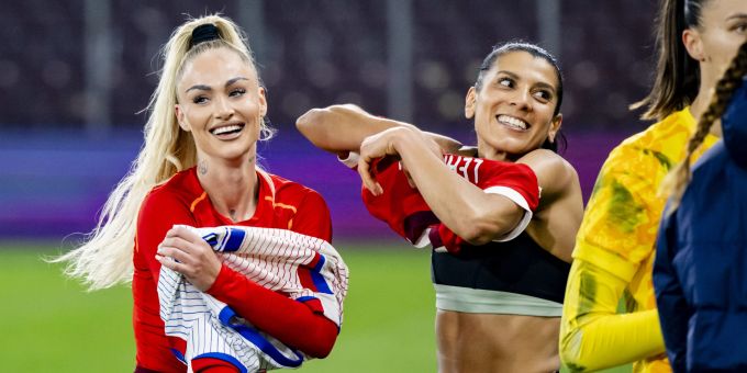Alisha Lehmann und Kenza Dali nach dem Testspiel zwischen der Schweizer Nati und Frankreich. Alisha Lehmann