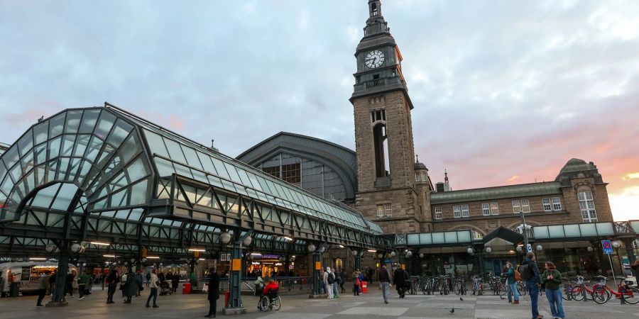 Der Zug fuhr laut Deutscher Bahn von Frankfurt nach Hamburg.