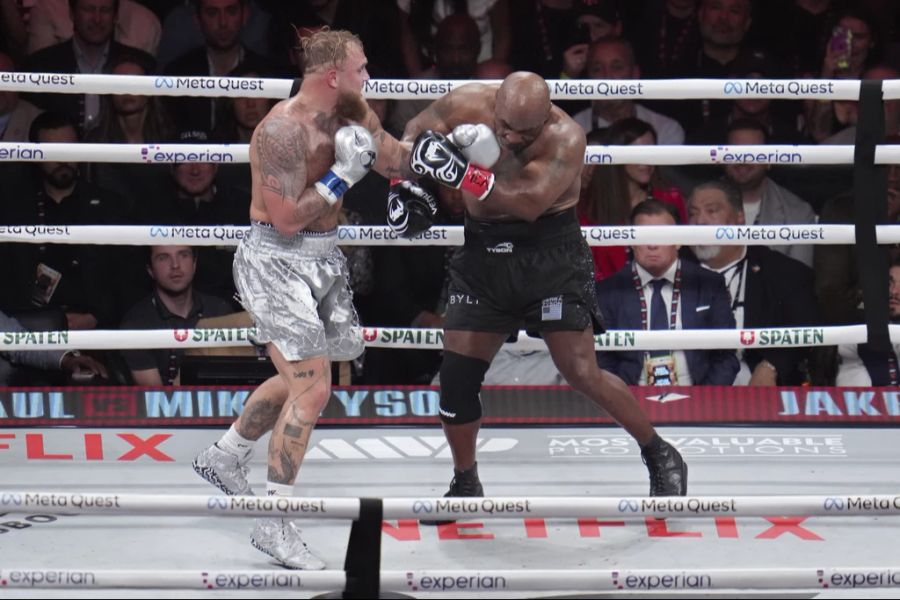 Jake Paul (l.) im Kampf gegen Mike Tyson.