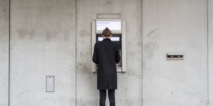 Eine Person am Bankomaten. (Symbolbild) bankomat basel
