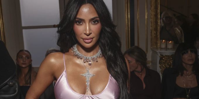 Volle Lippen, auffällige Gesichtskorrekturen und ein ausladendes Dekolleté: Kim Kardashian galt jahrelang als Schönheitsideal. kim kardashian schönheitsideal