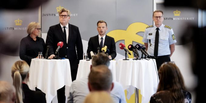 Die schwedische Polizeipräsidentin Petra Lundh, der schwedische Justizminister Gunnar Strommer, der dänische Justizminister Peter Hummelgaard und die dänische Polizeipräsidentin Thorkild Fogde nehmen am 21. August 2024 im Justizministerium in Kopenhagen, Dänemark, an einer Pressekonferenz über die gemeinsamen Bemühungen gegen Bandenkriminalität teil. Bandengewalt Dänemark Schweden