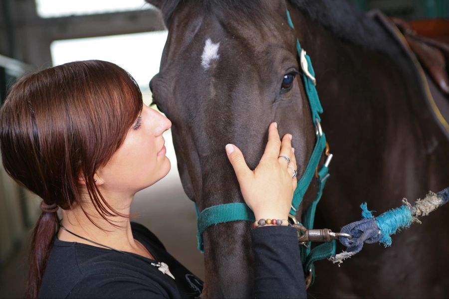 Frau mit Pferd