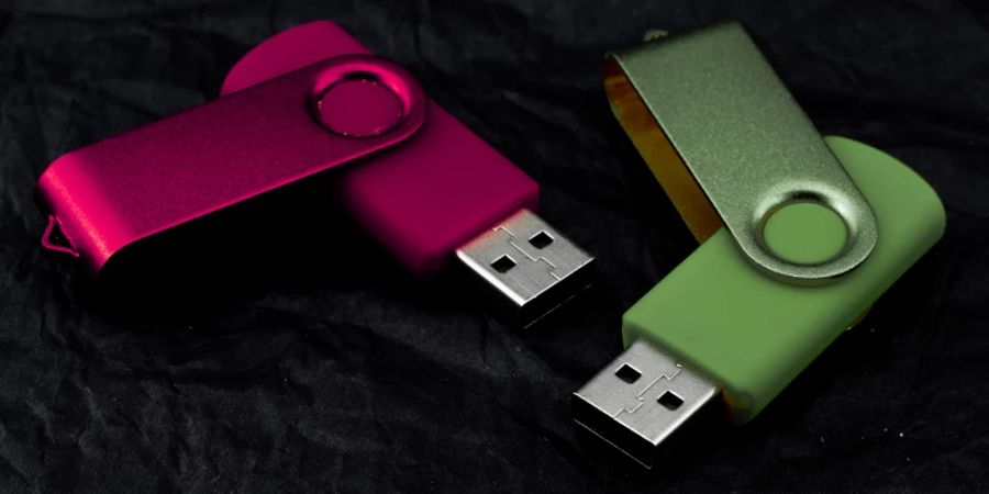 USB-A-Stecker bunt auf einem schwarzen Untergrund