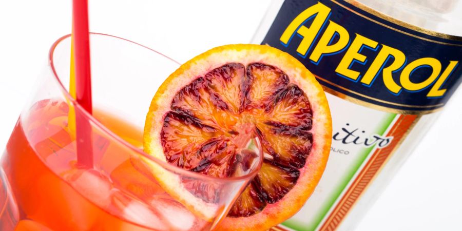 Flasche Aperol, zubereitetes Getränk